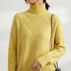 Sweter z golfem oversize w romby, wełna