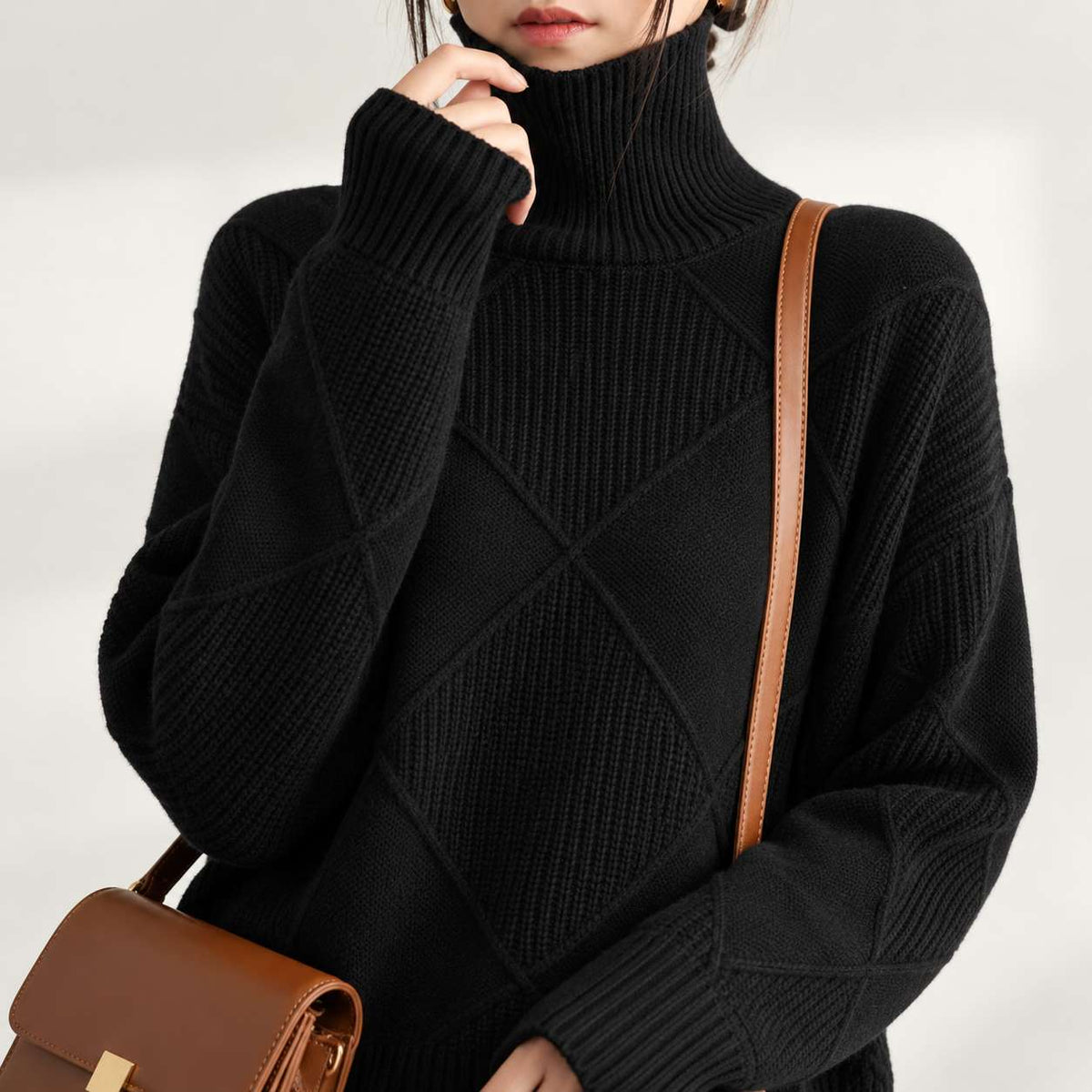 Sweter z golfem oversize w romby, wełna