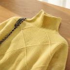 Sweter z golfem oversize w romby, wełna