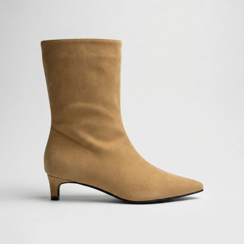 Botki Z Szpiczastym Noskiem Na Niskim Obcasie - Stylizacje Jesienno-Zimowe 