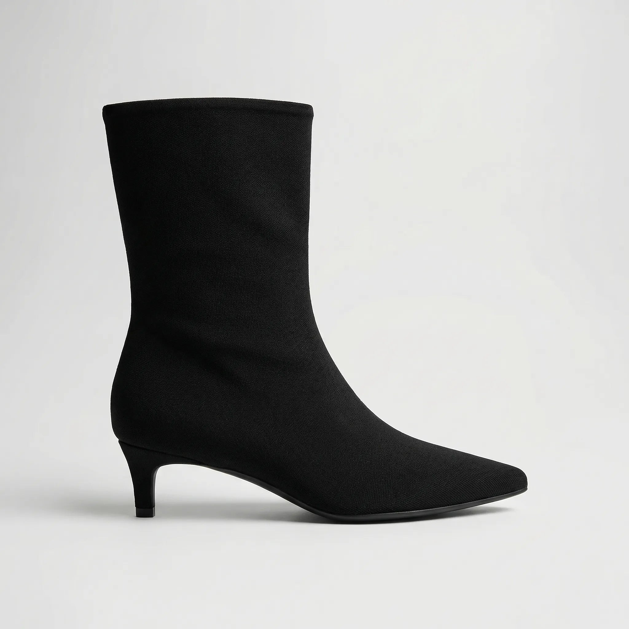 Botki Z Szpiczastym Noskiem Na Niskim Obcasie - Stylizacje Jesienno-Zimowe 