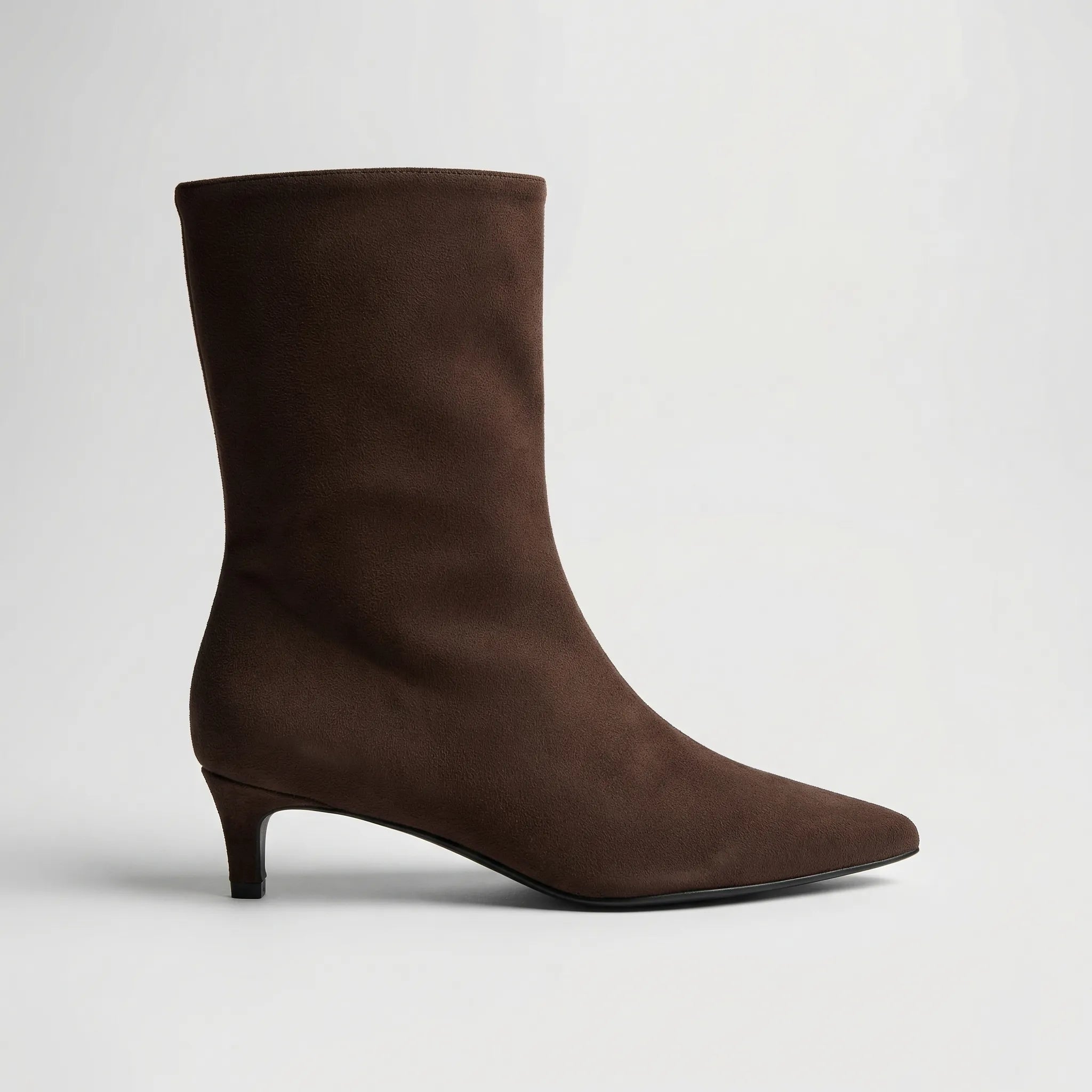 Botki Z Szpiczastym Noskiem Na Niskim Obcasie - Stylizacje Jesienno-Zimowe 