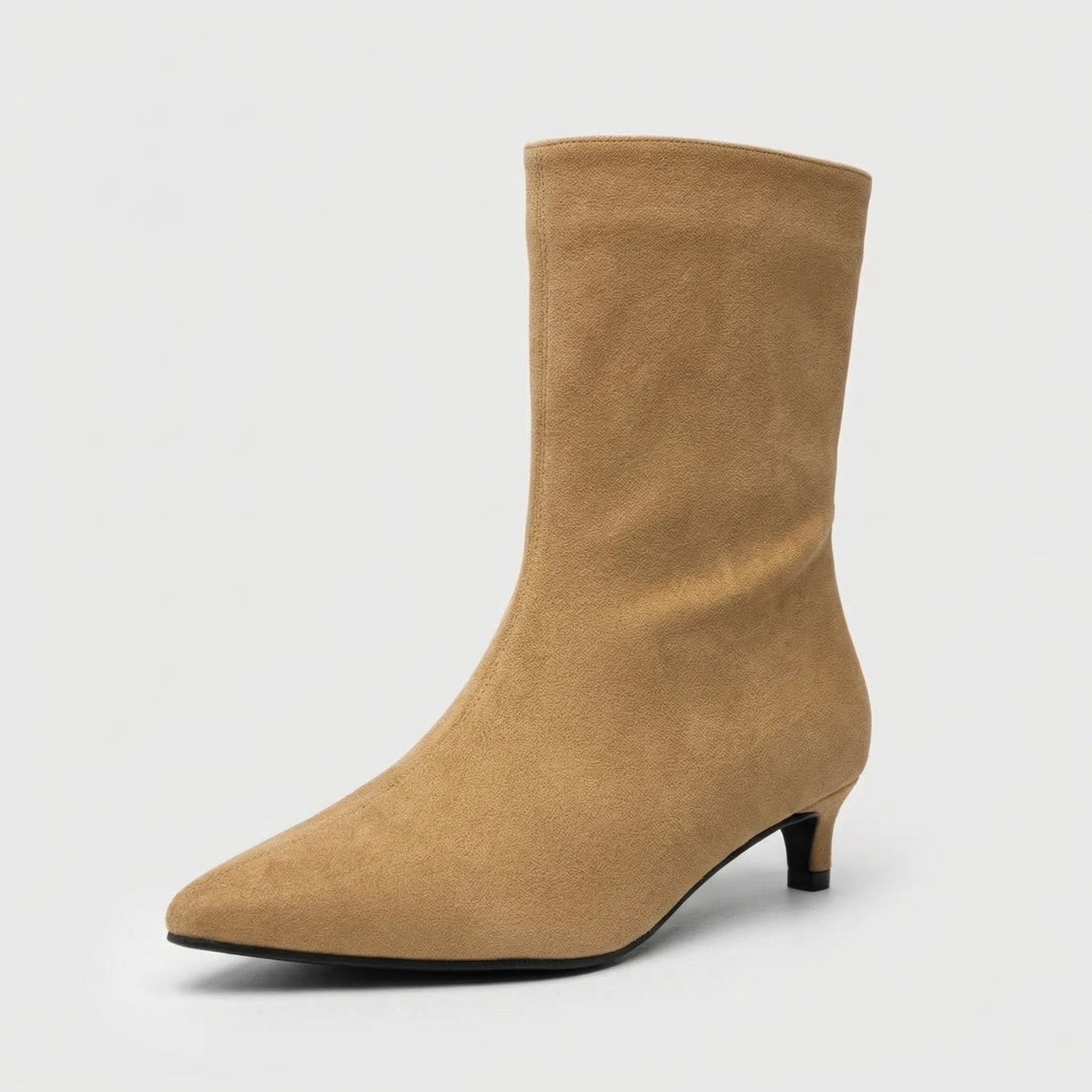 Botki Z Szpiczastym Noskiem Na Niskim Obcasie - Stylizacje Jesienno-Zimowe 