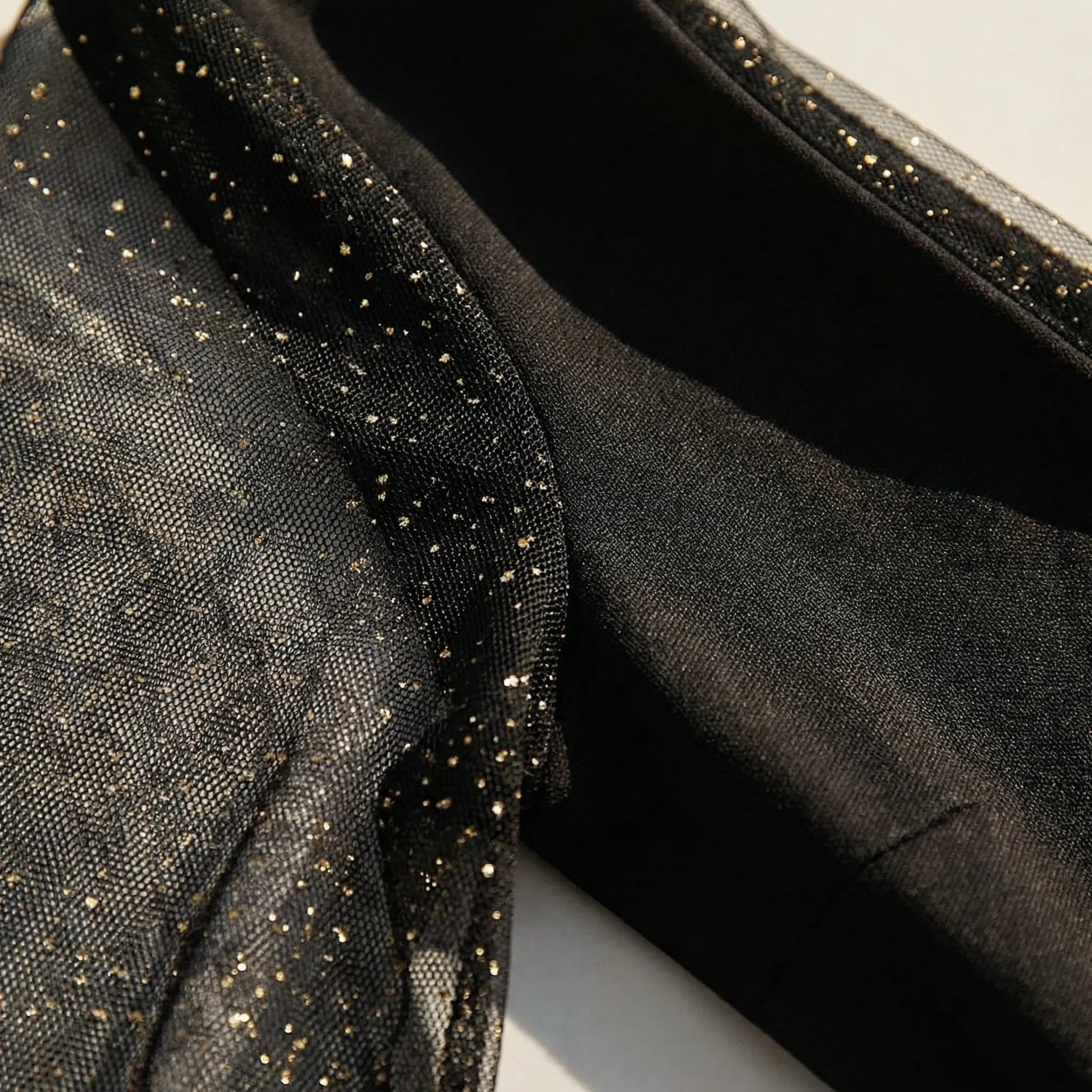 Czarna Sukienka Mini Z Cekinowymi Rękawami - Eleganckie Wieczory 