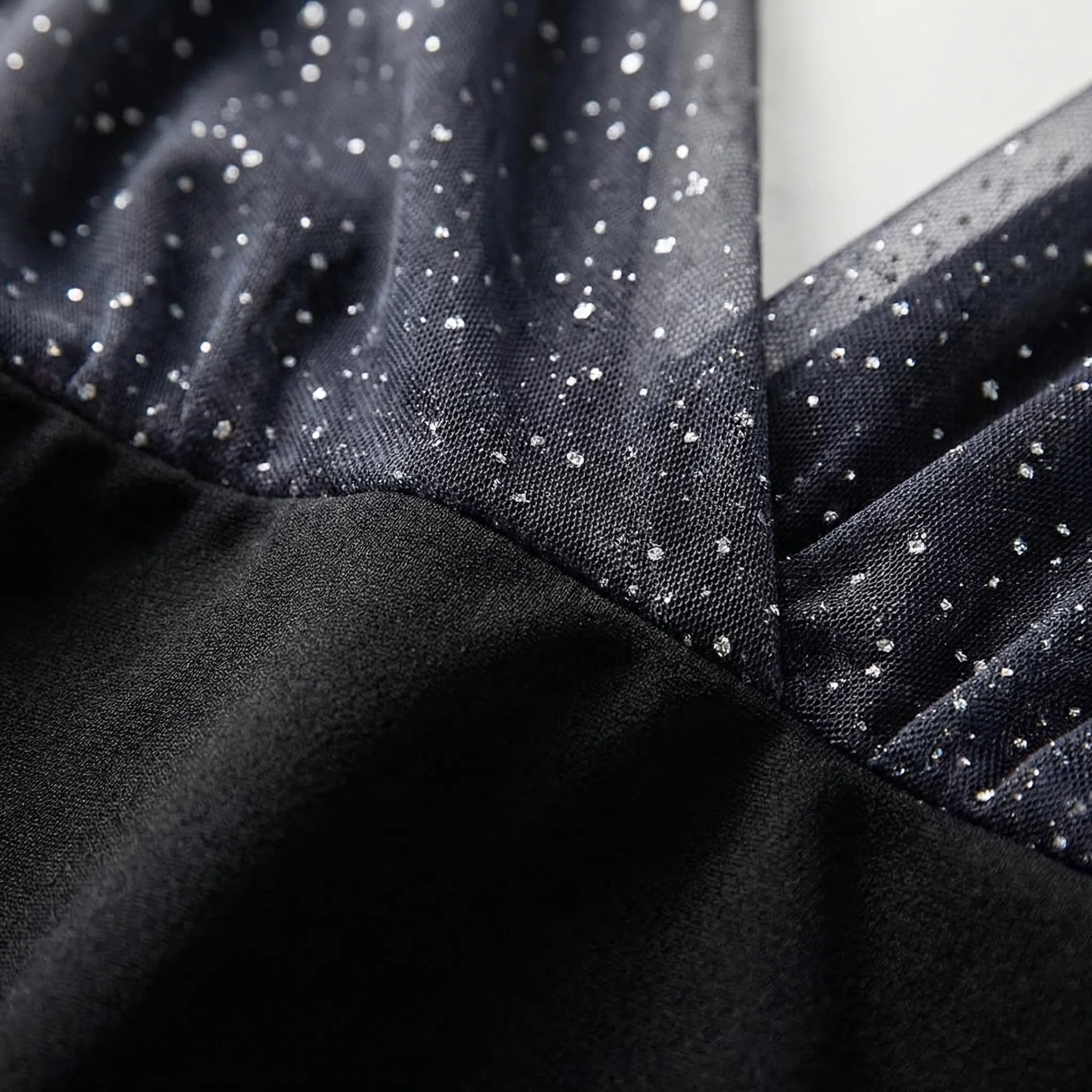 Dopasowana Sukienka Koktajlowa Z Cekinami - Na Wieczorne Wyjścia 