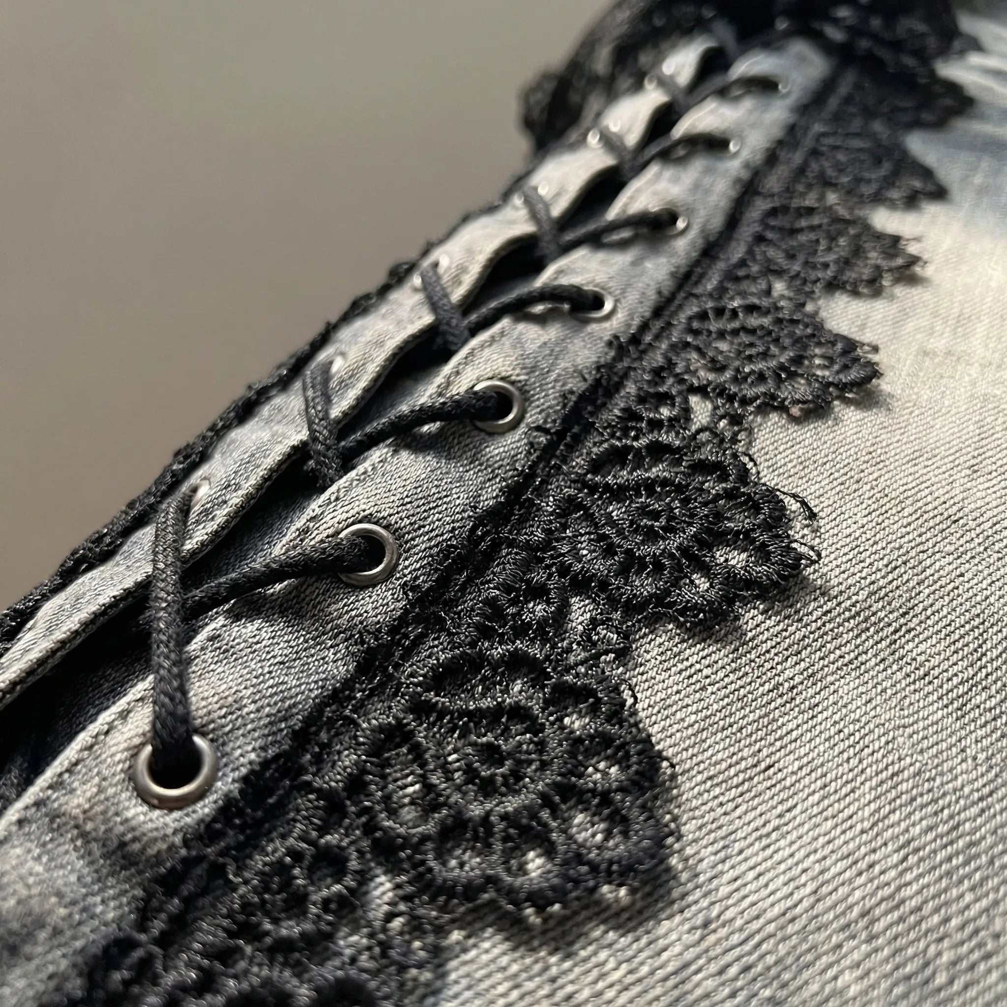 Dzwony Z Koronkowym Zdobieniem Bocznym - Codzienny Streetwear Look 