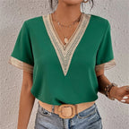 Elodie – Női slim fit póló csipkés V-nyakú kivitelben