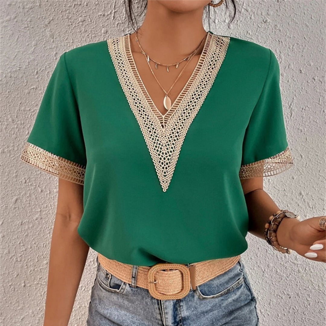 Elodie – Női slim fit póló csipkés V-nyakú kivitelben
