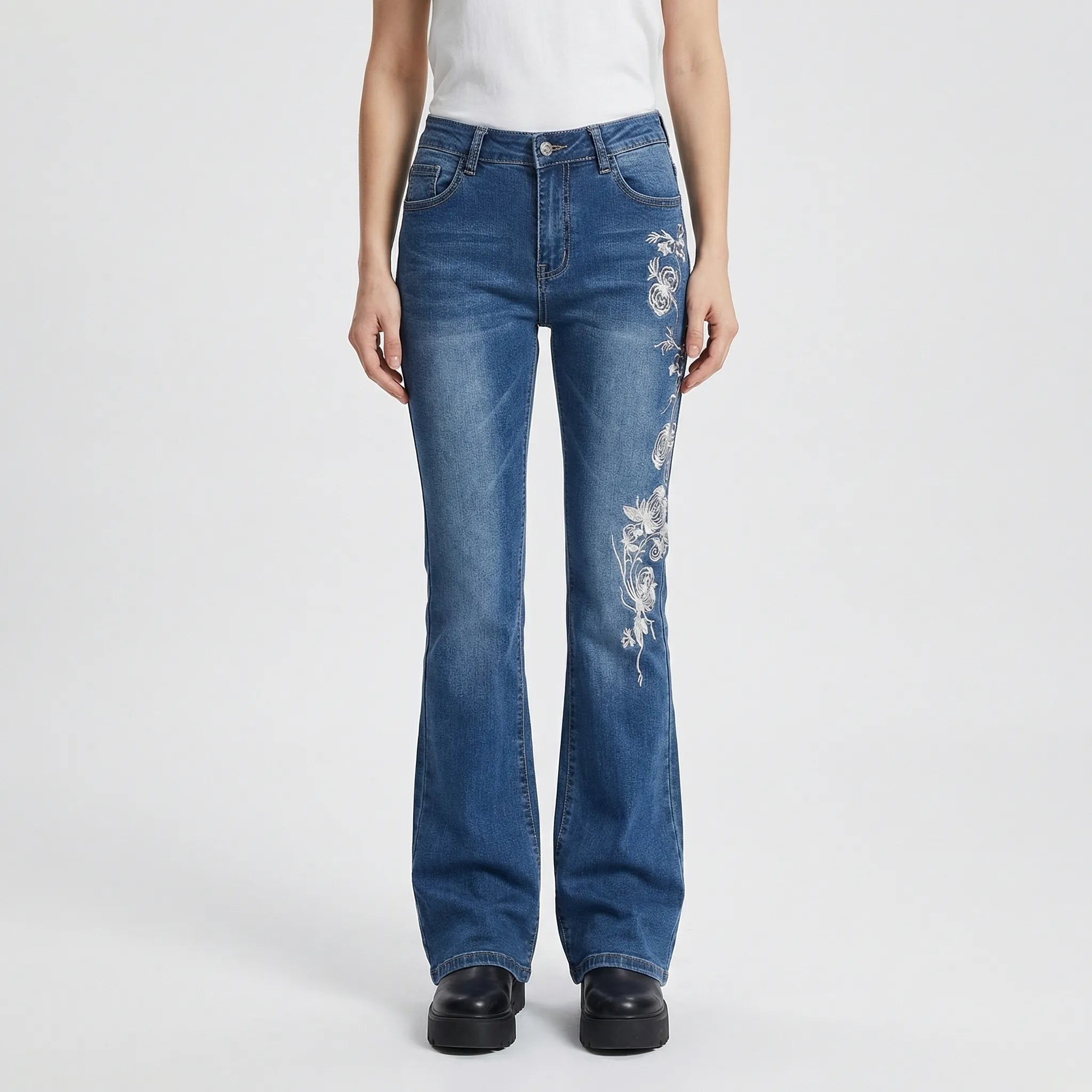 Rozszerzane Dzinsy Z Haftem Różanym - Codzienny Miejski Look 