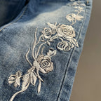 Rozszerzane Dzinsy Z Haftem Różanym - Codzienny Miejski Look 