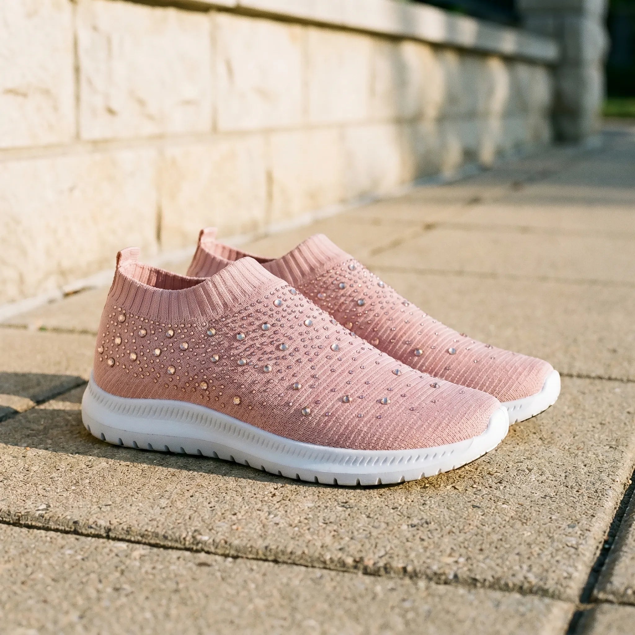 Wsuwane Sneakersy Z Ozdobnymi Detalami - Codzienne Spacery 