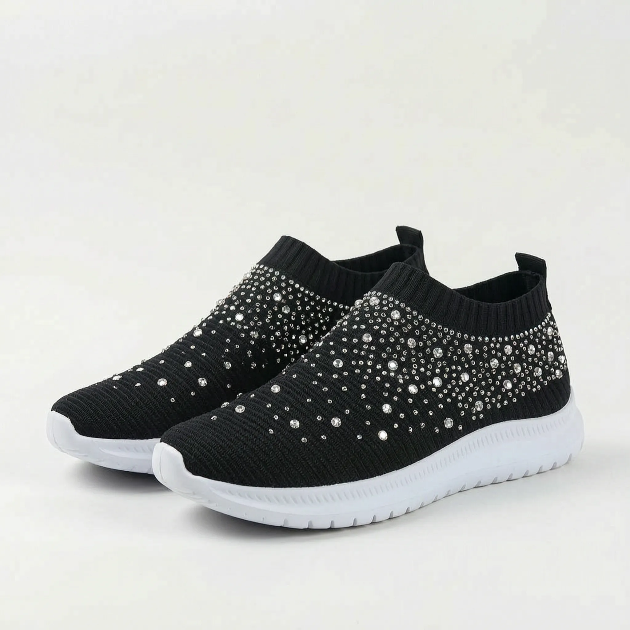 Wsuwane Sneakersy Z Ozdobnymi Detalami - Codzienne Spacery 