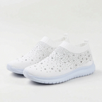 Wsuwane Sneakersy Z Ozdobnymi Detalami - Codzienne Spacery 