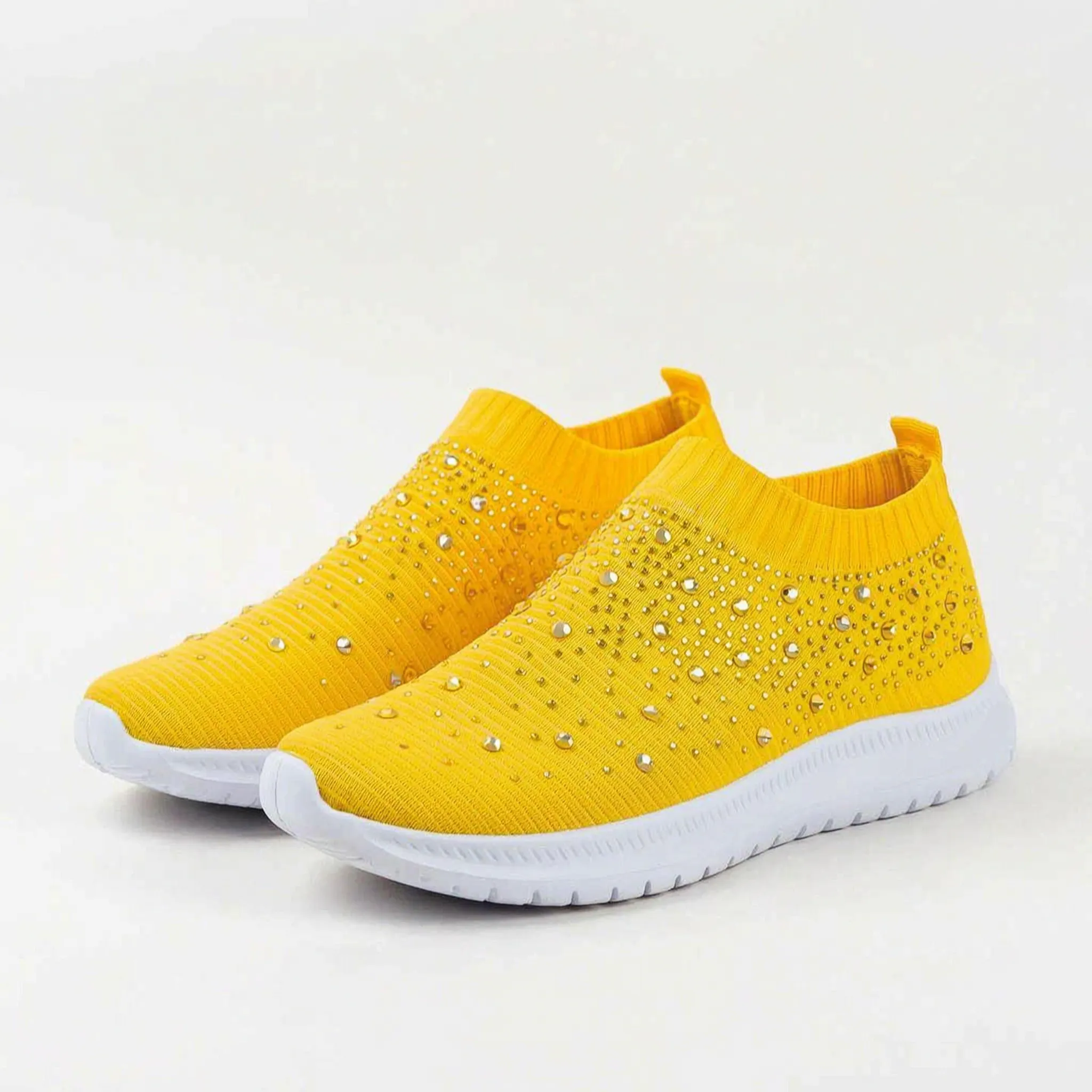 Wsuwane Sneakersy Z Ozdobnymi Detalami - Codzienne Spacery 