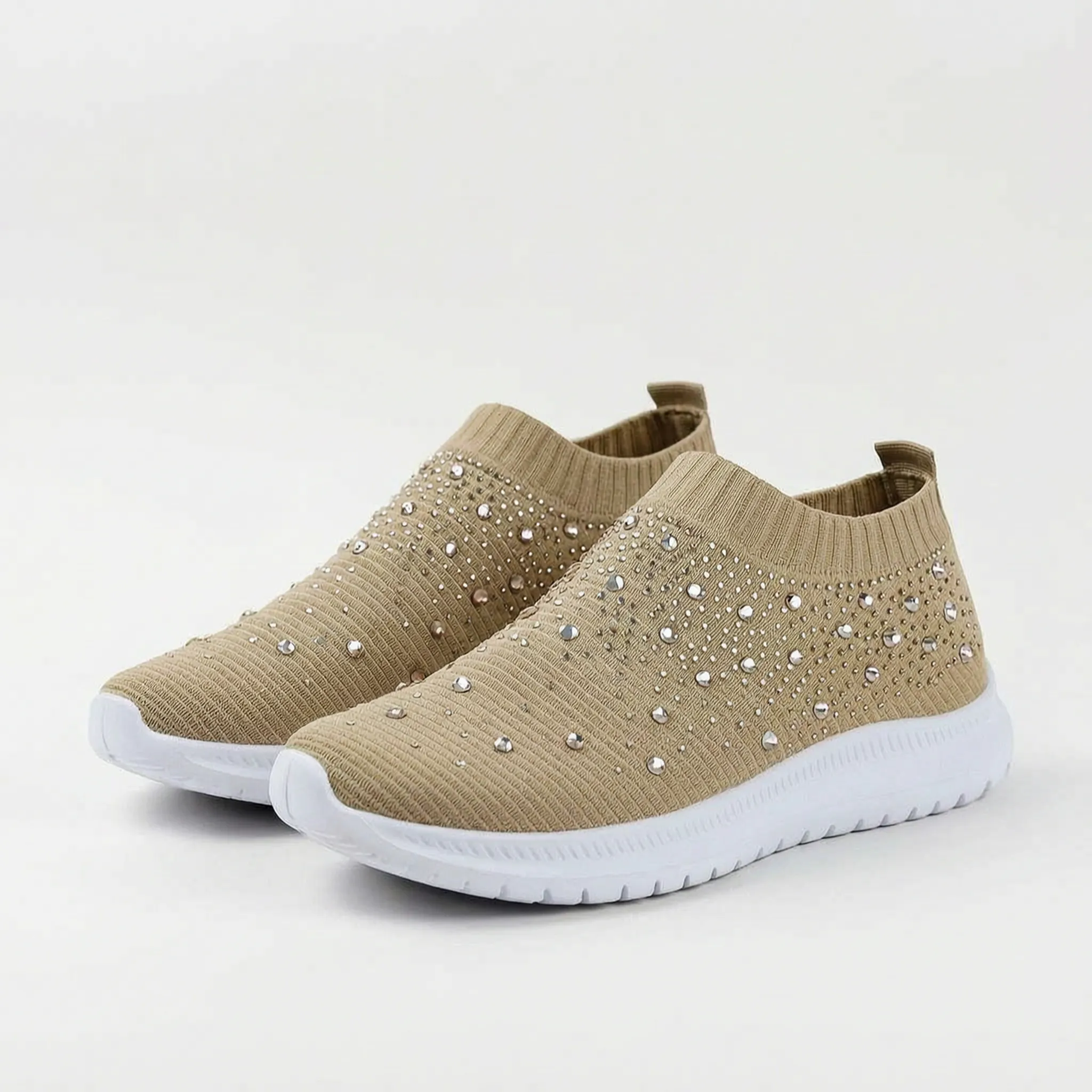 Wsuwane Sneakersy Z Ozdobnymi Detalami - Codzienne Spacery 