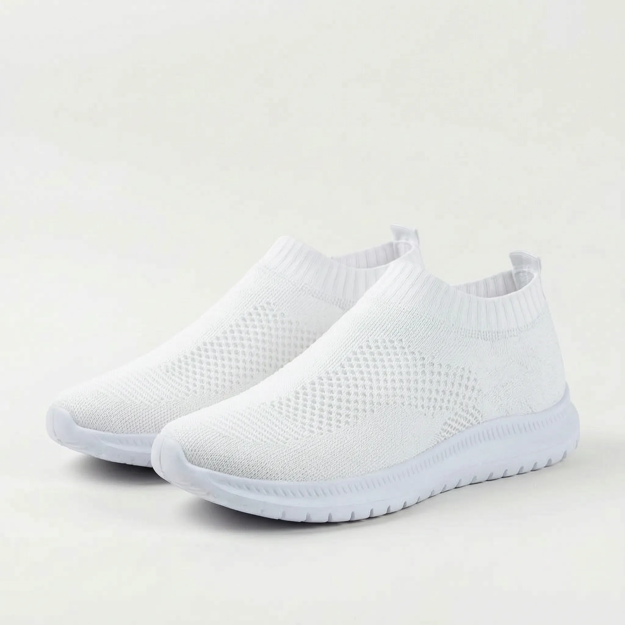 Wsuwane Sneakersy Z Ozdobnymi Detalami - Codzienne Spacery 