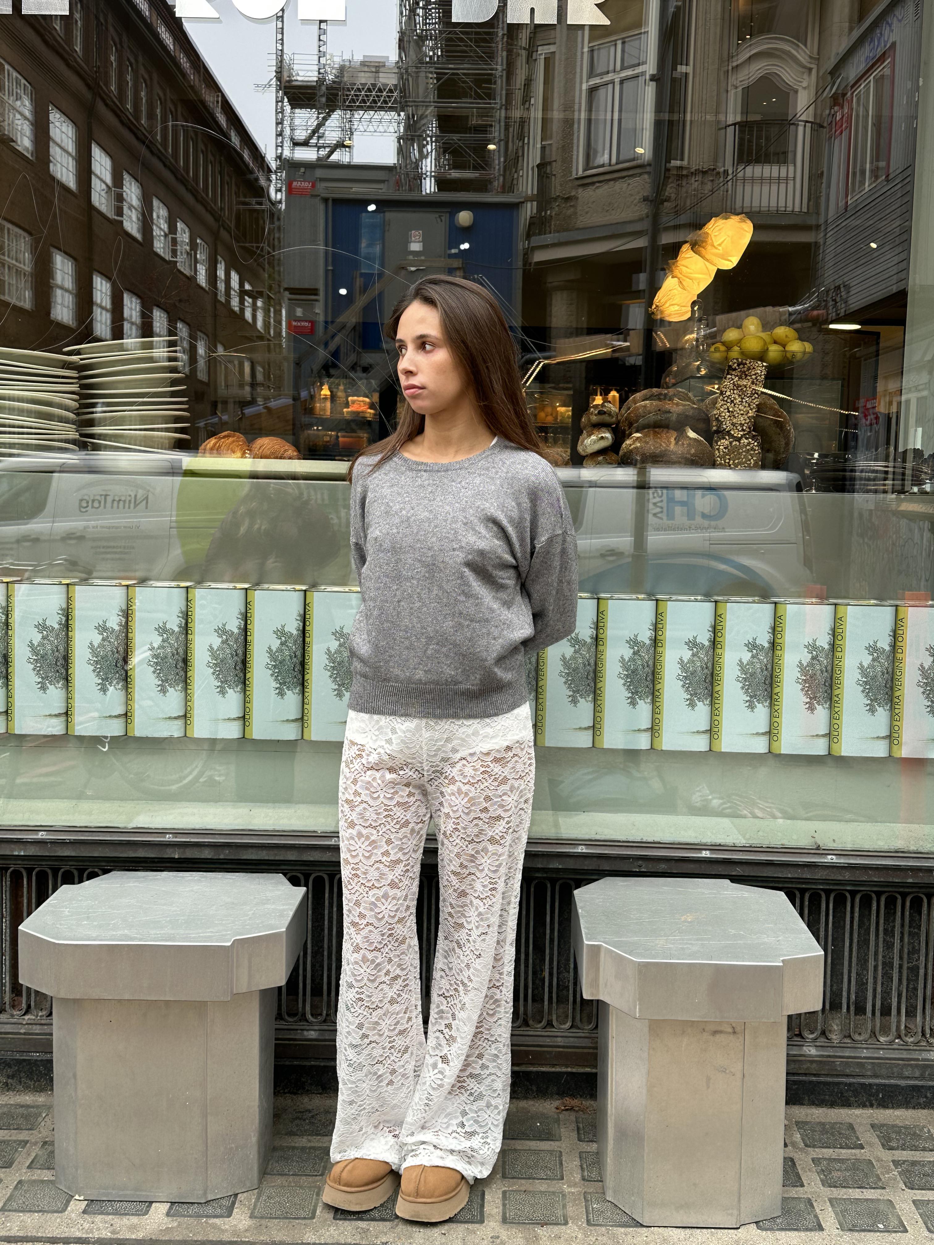Clara – Damskie Rozkloszowane Spodnie Casual z Koronkowym Wzorem Kwiatowym i Elastycznym Pasem