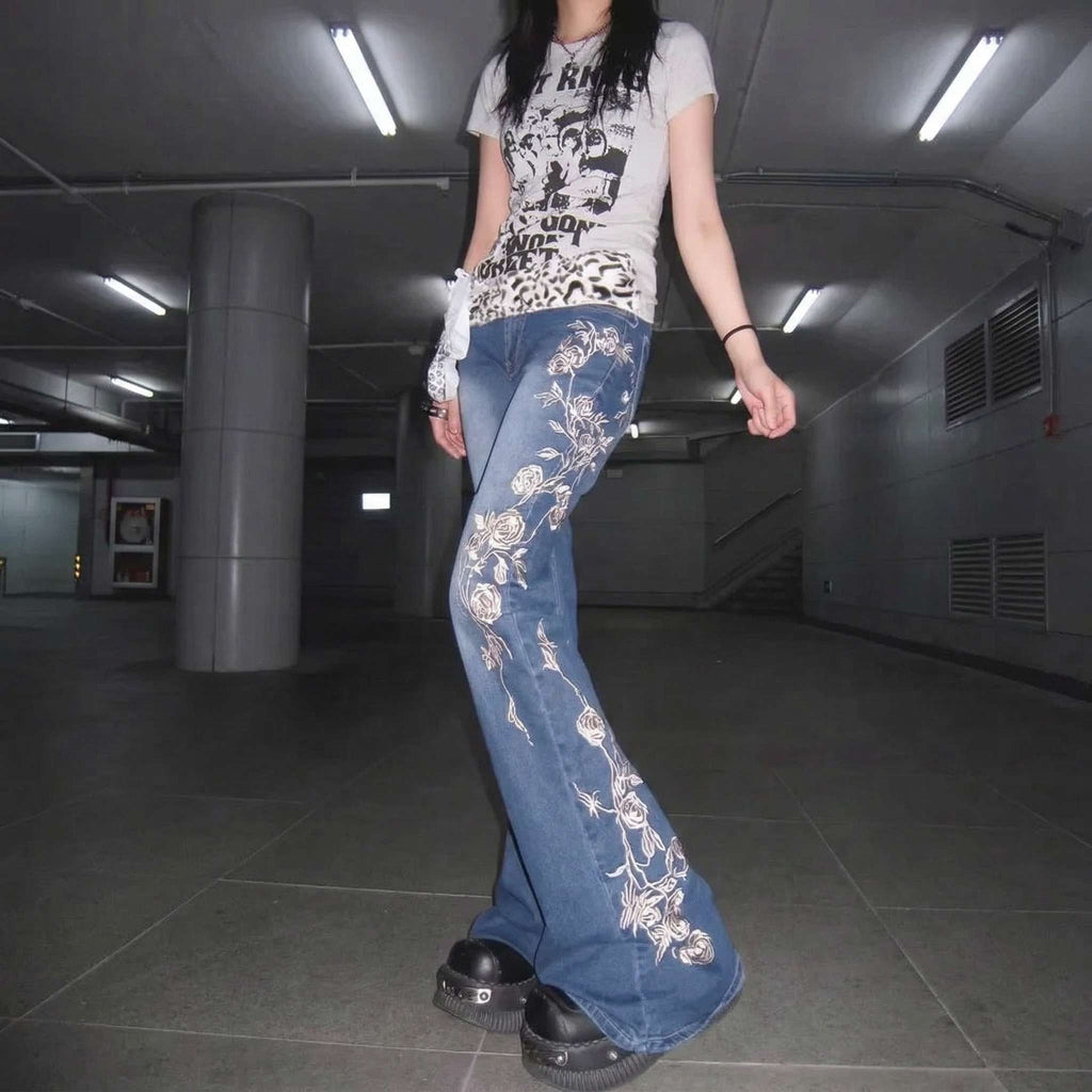 Rozszerzane Dzinsy Z Haftem Różanym - Codzienny Miejski Look