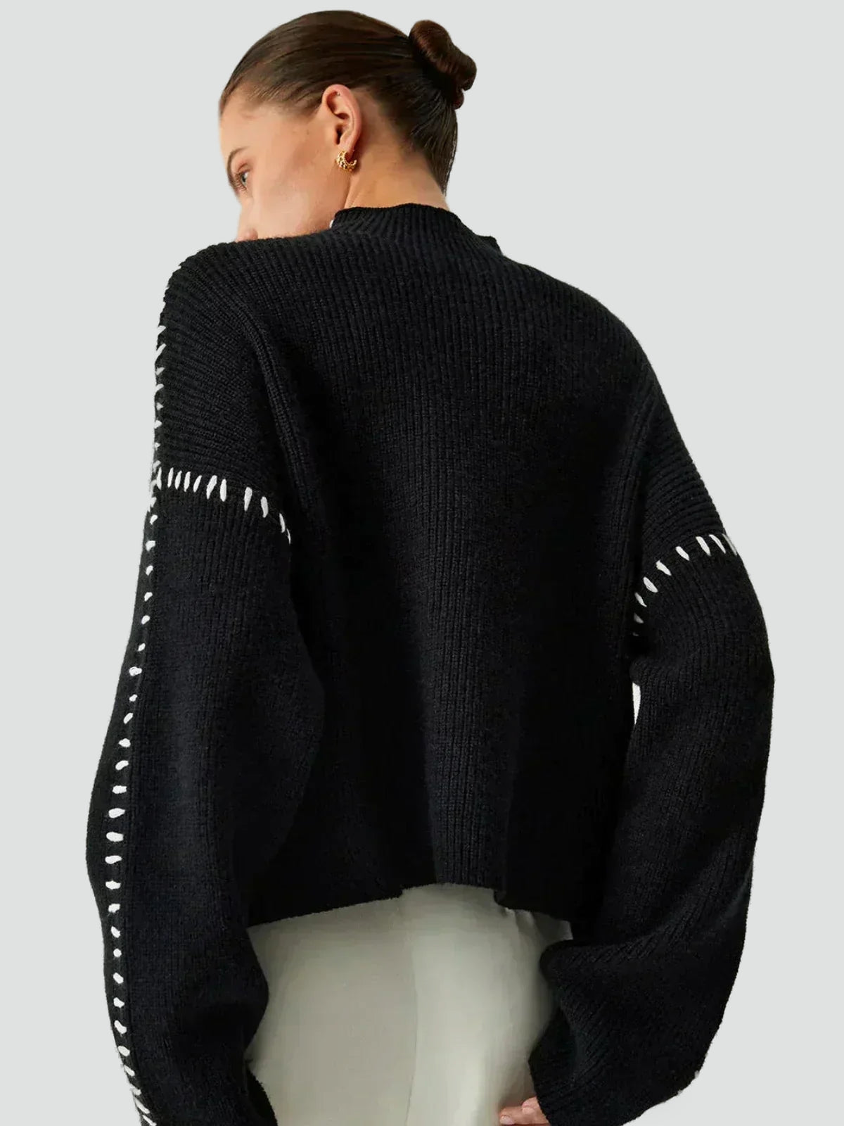 Emilia – Damski Oversized Sweter Casual z Kontrastowym Wykończeniem i Dekoltem w Serek
