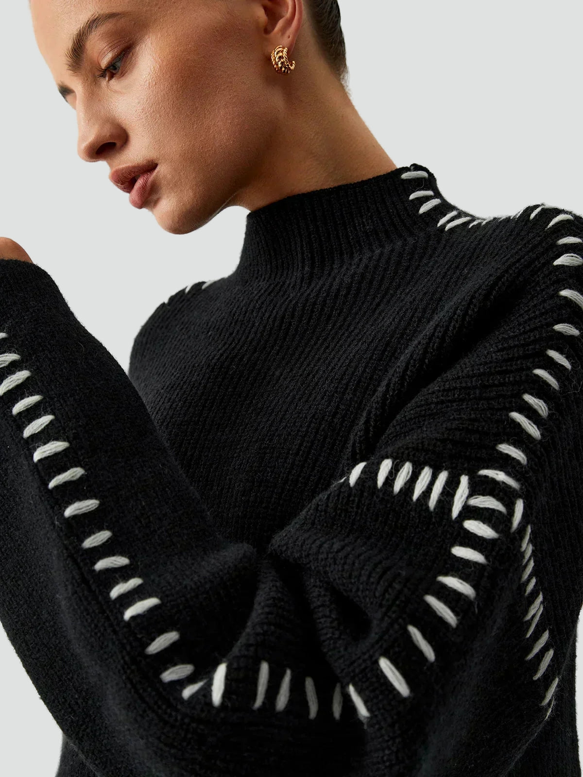 Emilia – Damski Oversized Sweter Casual z Kontrastowym Wykończeniem i Dekoltem w Serek